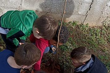 Foto - Prefeitura de Taiúva celebra o Dia Mundial do Meio Ambiente com plantio de árvores nas escolas