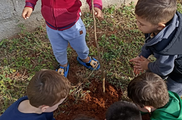 Foto - Prefeitura de Taiúva celebra o Dia Mundial do Meio Ambiente com plantio de árvores nas escolas