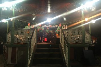 Taiúva  seresteiros fazem homenagem ao dia das mes!