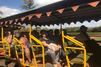 Taiúva  terceira idade vsita fazendinha!