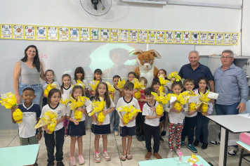 Prefeitura de Taiúva celebra a Páscoa com entrega de ovos de chocolate na rede municipal de ensino