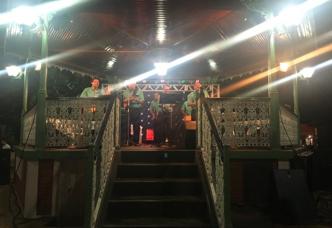 Taiúva  seresteiros fazem homenagem ao dia das mes!