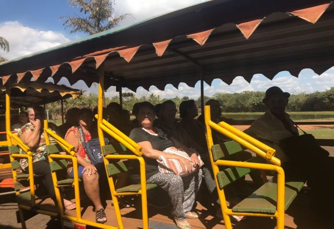 Taiúva  terceira idade vsita fazendinha!