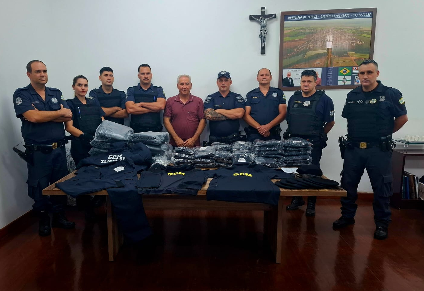 Prefeito de Taiúva entrega novos uniformes à Guarda Civil Municipal