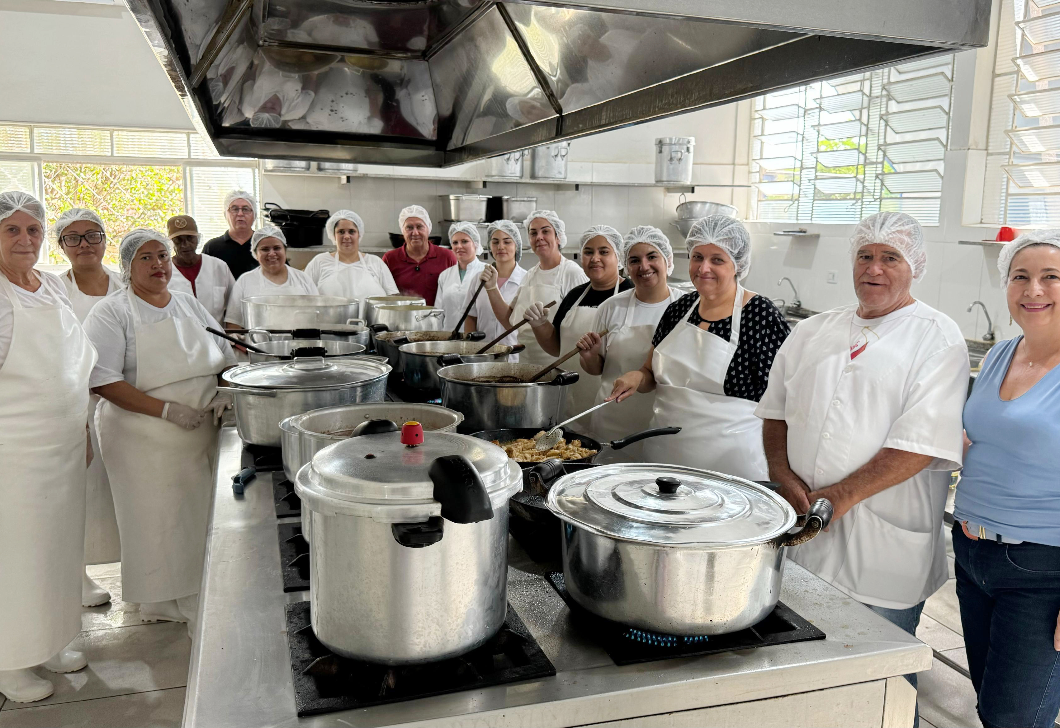 Prefeito e Secretário de Educação visitam Cozinha Piloto e destacam o trabalho das servidoras responsáveis pela alimentação escolar