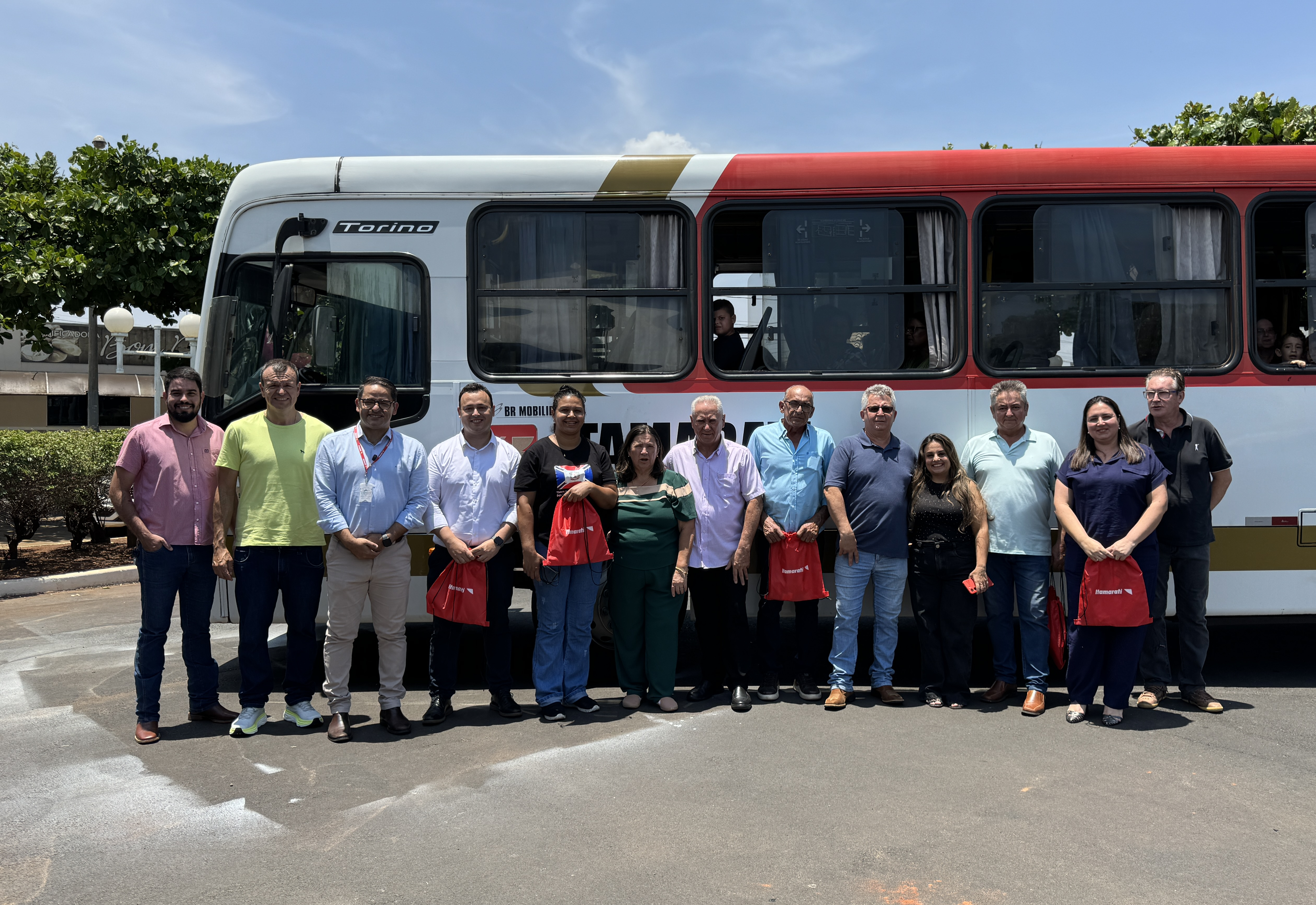 Cerimônia marca a retomada do transporte coletivo intermunicipal em Taiúva