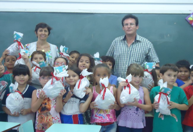 Taiúva  prefeitura faz entrega de ovos de pschoa. 