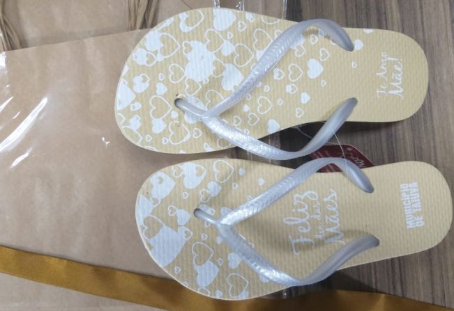 Taiuva - Município distribui chinelos para as mamães ! 