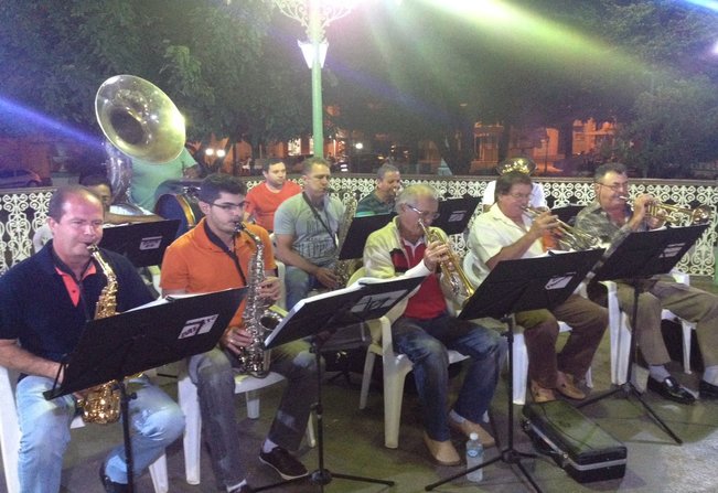 Taiúva- dia do trabalho  comemorado com banda na praça 9 de julho!