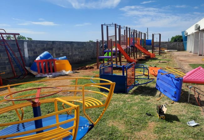 ADMINISTRAÇÃO ADQUIRE PARQUES INFANTIS PARA ESCOLAS DE ENSINO INFANTIL E FUNDAMENTAL