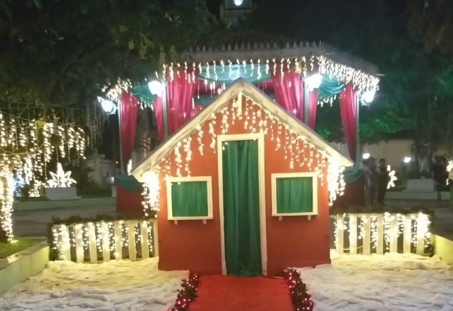 Taiúva- Praça 9 de julho recebe decoração para o Natal!