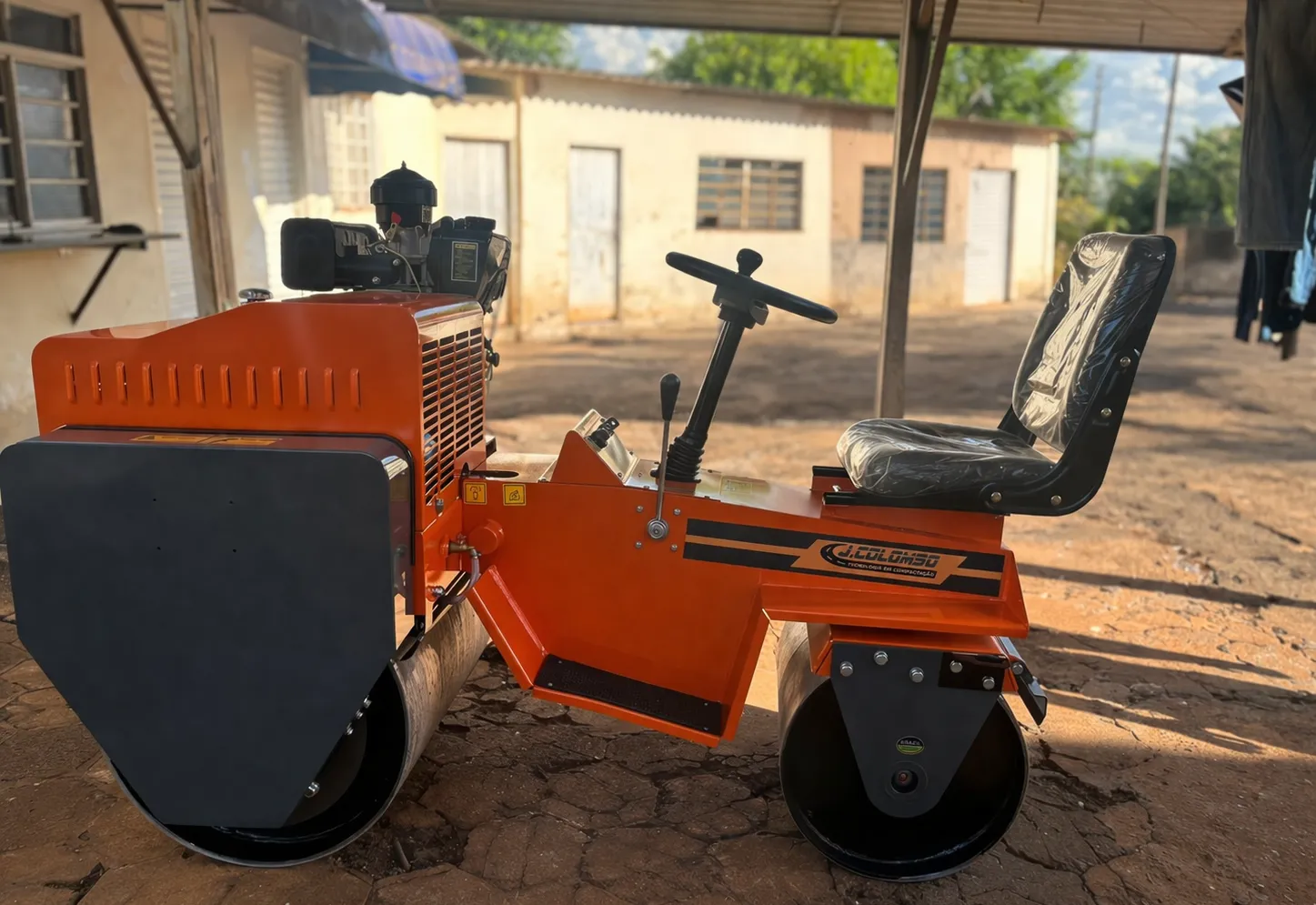 Prefeitura de Taiúva adquire rolo compactador para reforçar operação tapa-buracos