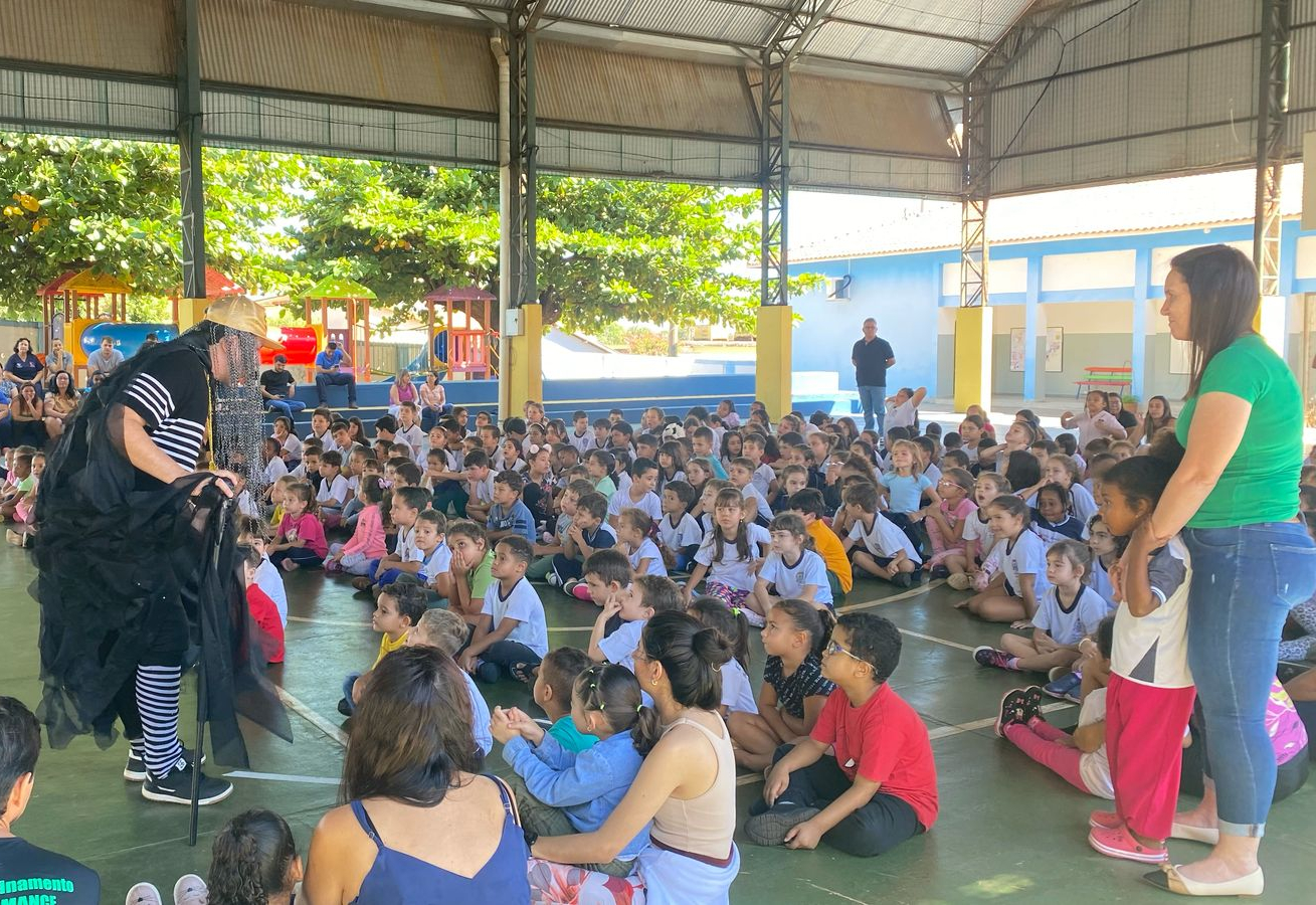 EMEB Maria Aparecida Pedrinho Furlan recebe espetáculo “MC Mosquitão e suas Mosquitétes” com foco na conscientização sobre a dengue